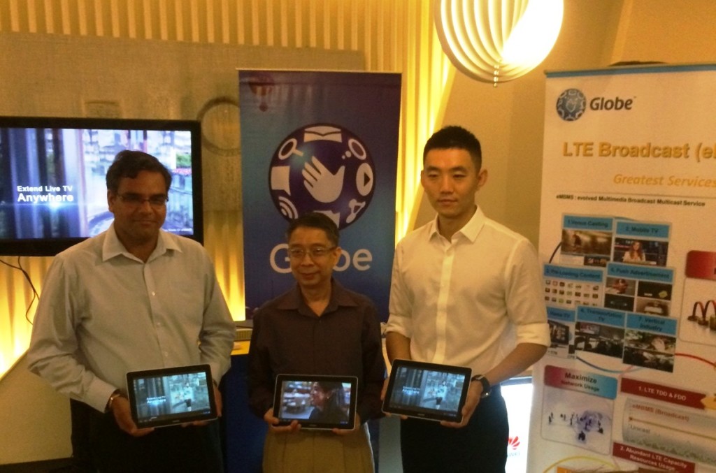 Globe showcases their LTE-CA technology with speeds of up to 220 Mbps and the new LTE Broadcast (eMBMS) in a demo led by Globe Head for Network Technologies Strategy Manny Estrada and Senior Advisor for Product Planning AshishPilani together with Huawei Senior Account Manager Jordy  Cao.