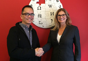  Photo shows Jim Ayson, senior manager for Digital Services Innovation at Smart, formalizing the ‘Wikipedia Zero’ partnership with Carolynne Schloeder, head of global mobile partnerships at Wikimedia Foundation.   IMAGE CREDIT: SMART COMMUNICATIONS