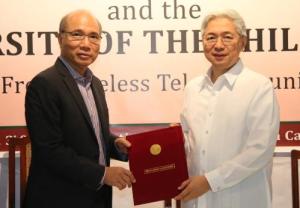 Smart Communications, Inc. (Smart) and the University of the Philippines have recently signed a Memorandum of Agreement that will further advance the national university’s bid to become globally competitive. Under the agreement that was signed by UP president Alfredo E. Pascual (right) and Smart chief wireless advisor Orlando B. Vea (left), Smart will provide free wireless connectivity to the UP community to promote digital inclusion.